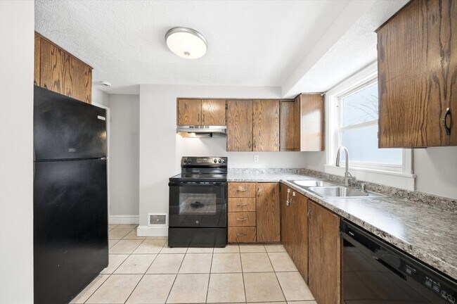 Building Photo - 77 Merrow St