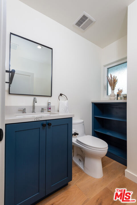 Building Photo - 527 S Bentley Ave