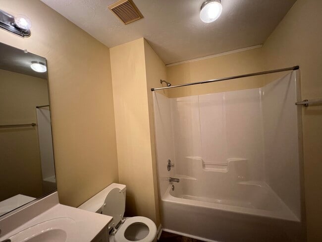 Building Photo - 219 Sassafras Ln