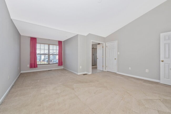Building Photo - Fantastic Townhouse w/ Garage - Quick High...