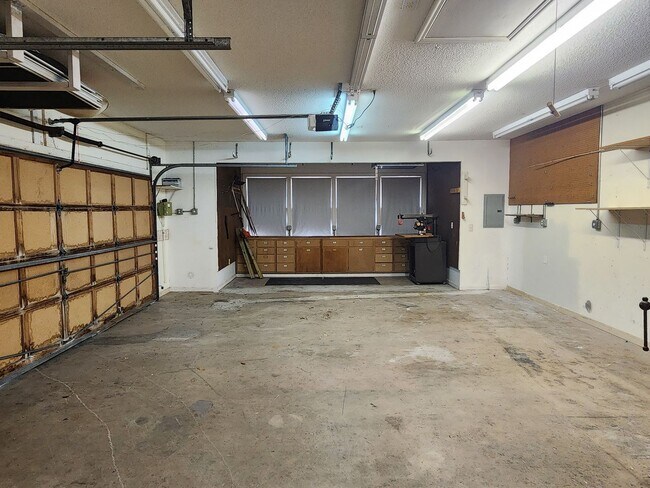 Building Photo - **AVAILABLE IN JUNE ** Landings Executive 3 Bedroom home