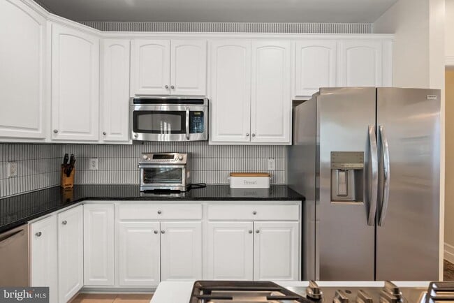 Building Photo - 730 Crisfield Way