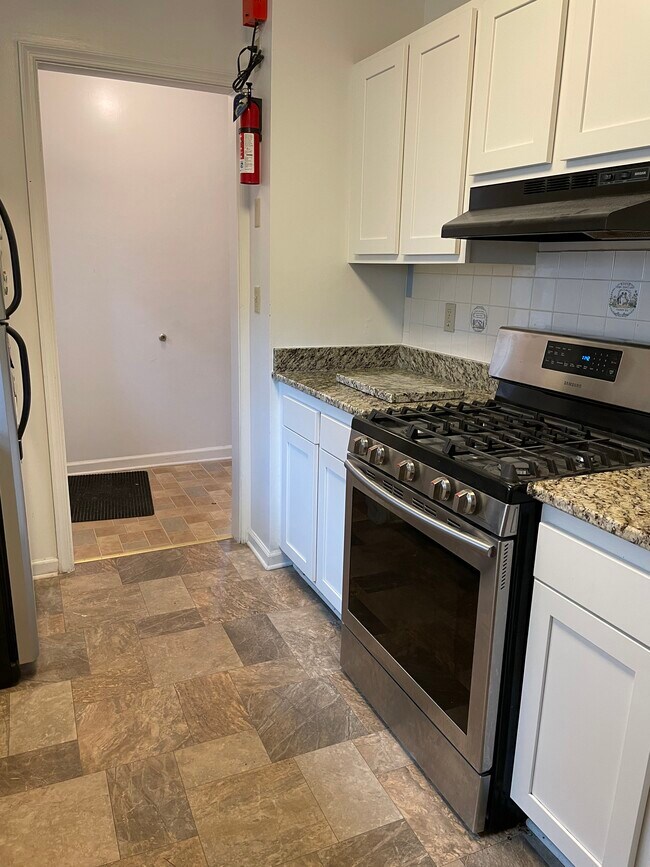 Newly renovated kitchen with gas stove - 1220 Grove St