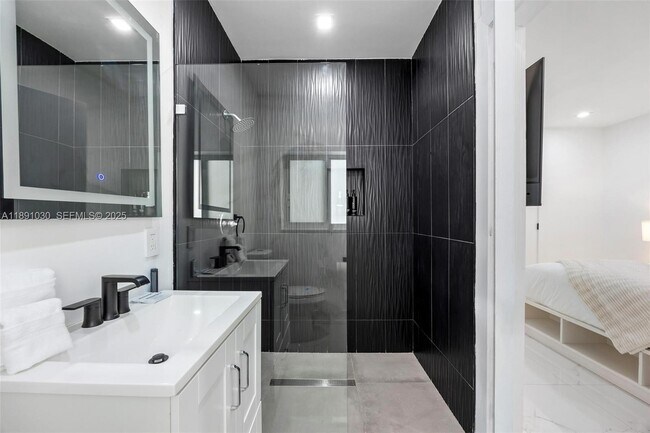 Building Photo - 1651 SW 13th Ave