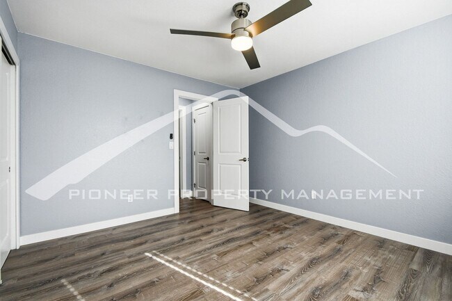 Building Photo - Gorgeous Condo with Washer/Dryer and Central AC