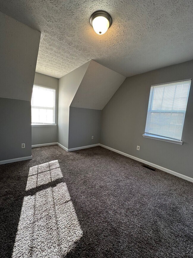 Building Photo - 1058 Bush Ave