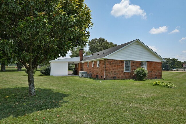 Building Photo - 4 BD, 2 BA Charming Brick Home in Dresden!