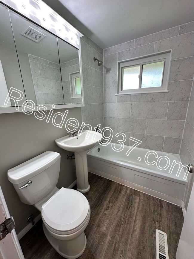 Building Photo - Newly Updated 4 Bed 2 bath home