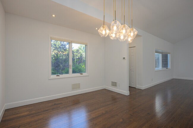 Building Photo - 691 Wilmot Rd