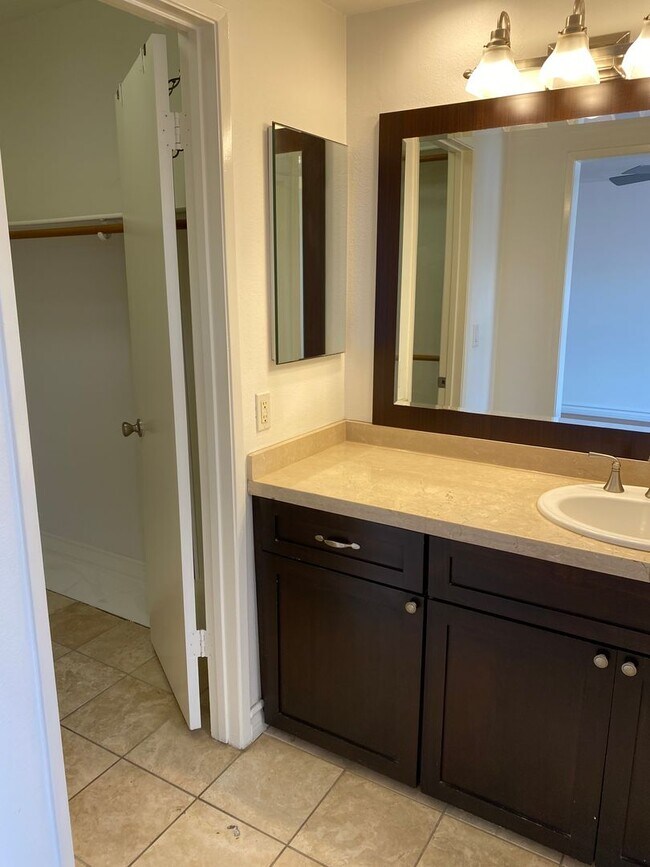 Building Photo - Spacious and Renovated Santa Monica Townho...