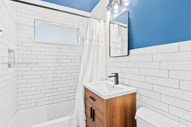 Building Photo - 908 SW 12th Ct