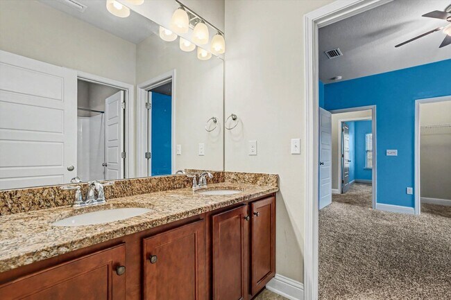 Building Photo - SPACIOUS AND CONVENIENT COMMUTE!