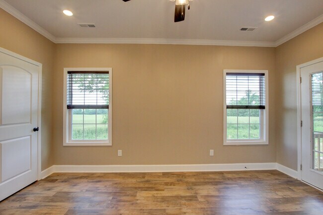 Building Photo - 135 Riverbend Dr