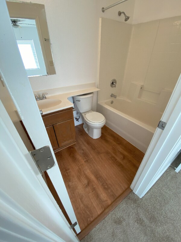 Building Photo - 1584 E Courtney Pl