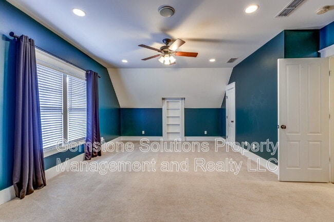 Building Photo - 210 38th Ave N