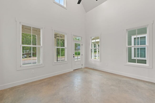 Building Photo - Like New! 2 bedroom 2 bathroom cottage sty...
