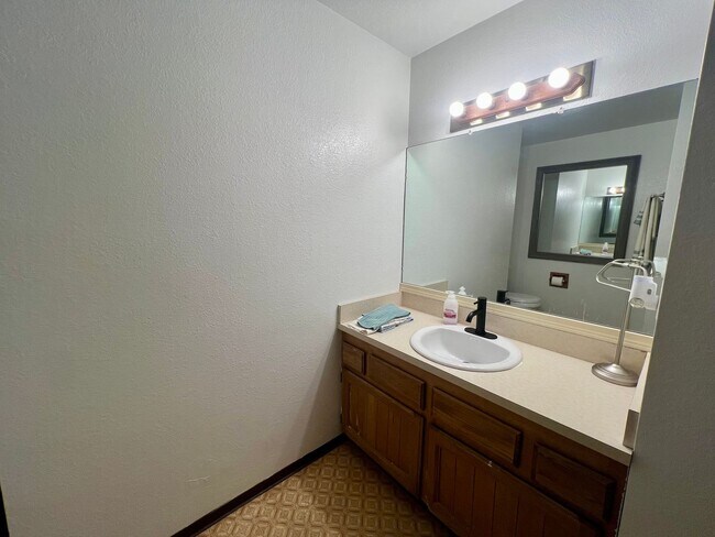 Building Photo - 1130 Hemlock Ct