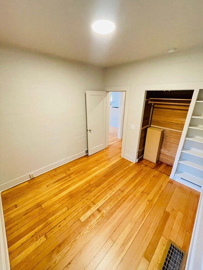 Building Photo - 1100 32nd St