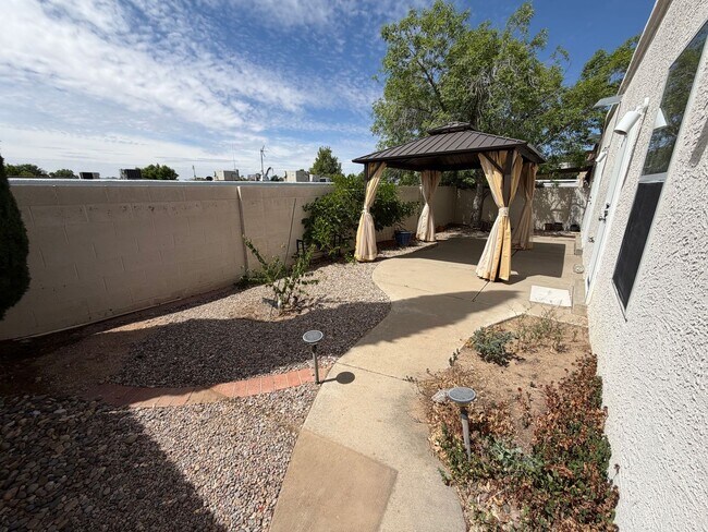 Building Photo - Spacious 3-Bedroom