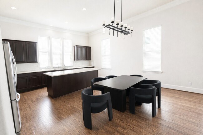 Building Photo - 2318 Hutchins St