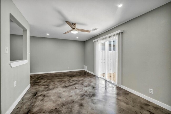 Building Photo - 2808 Skyway Cir