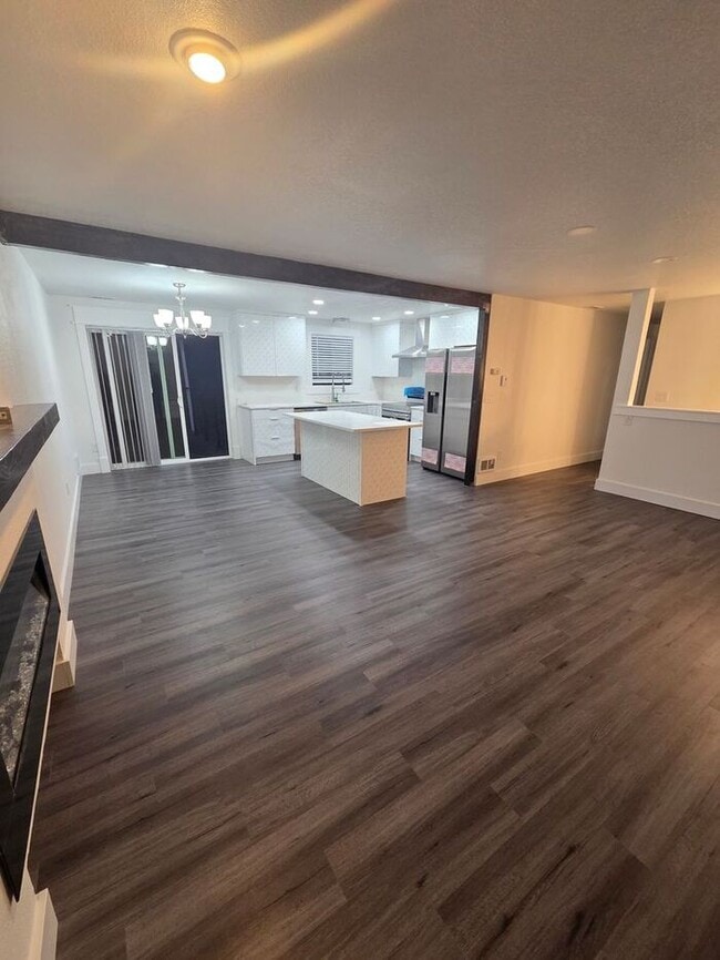 Building Photo - Must see Interior!! Tacoma 5 Bed with Large Fenced Back Yard on Dead End Street!