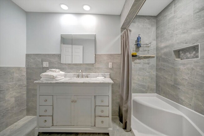 Building Photo - 4408 E Riverside Dr