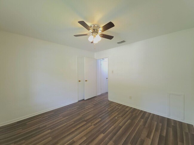 Building Photo - 501 E Reagan St