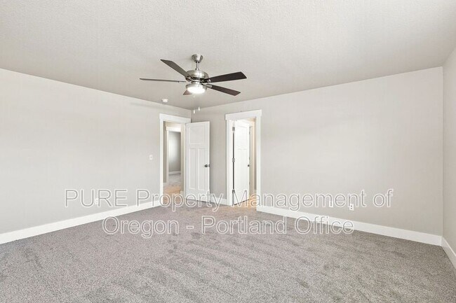 Building Photo - 582 NE Alderwood Dr