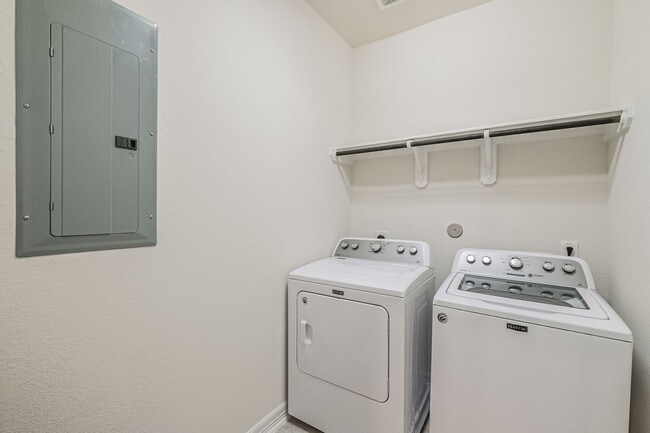 Building Photo - Furnished 3BR 3 Story Townhome