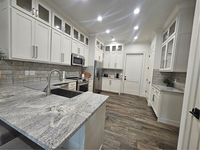 Building Photo - 97 Perth Dr