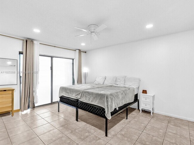 Building Photo - 5130 SW 40th Ave