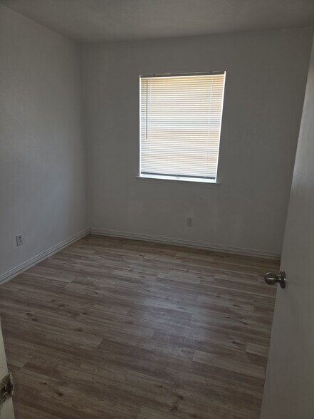Building Photo - 714 E Vista Dr