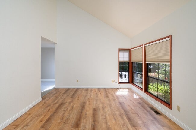 Building Photo - 4-Bedroom Home 2.5 Bathrooms, Mount Vernon