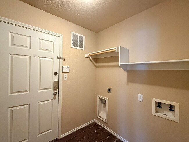 Building Photo - 3 bed, 2 Bath Home in North Fort Worth