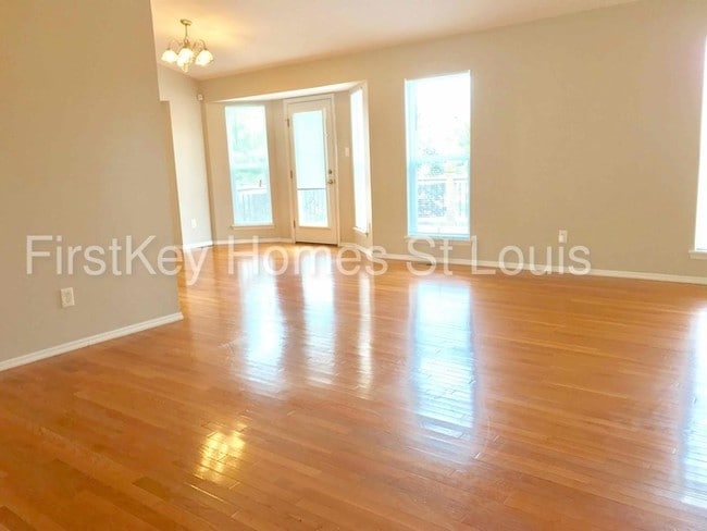 Building Photo - 14 Rivermeadows Dr