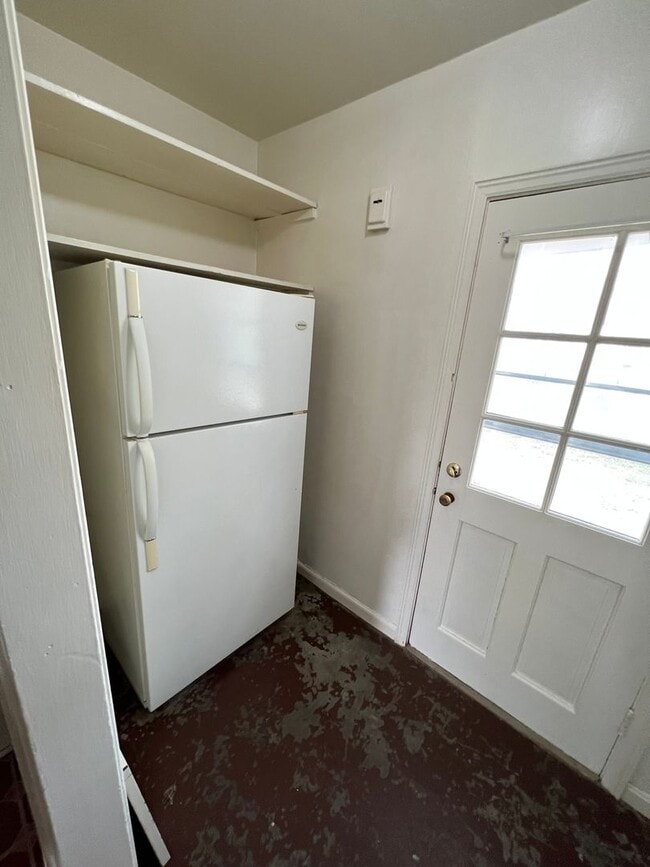 Building Photo - Corner Lot 2 Bedroom 1 bath new Hardwood f...