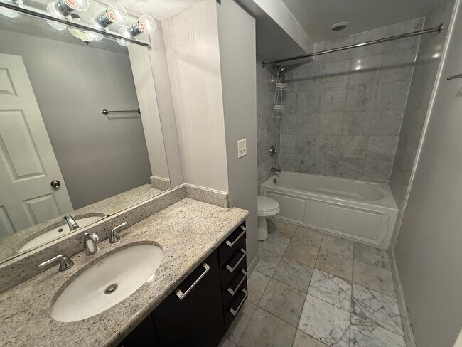 Building Photo - 6954 N Greenview Ave