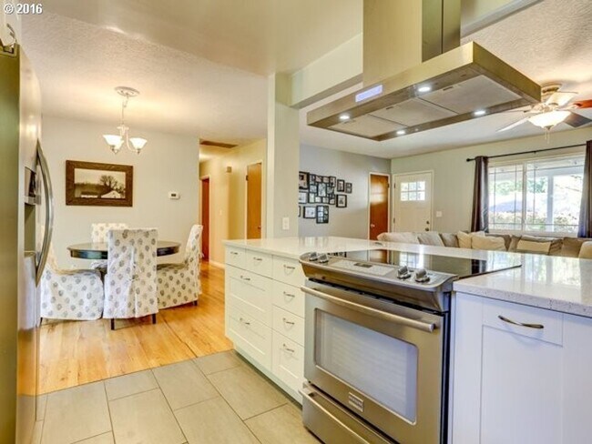 Building Photo - Beautiful 3 Bedroom Ranch Style Home in Cedar Hills with Remodeled Gourmet Kitchen!