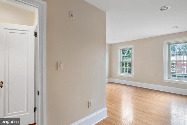 Building Photo - 309 E Girard Ave