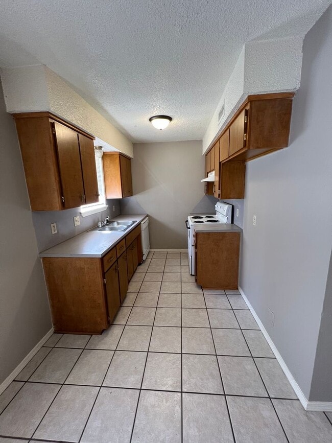 Building Photo - 3 Bed 1.5 Bath House Total Electric.