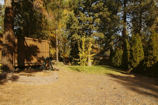 Building Photo - Spacious SW Bend Home on Nearly Half an Ac...