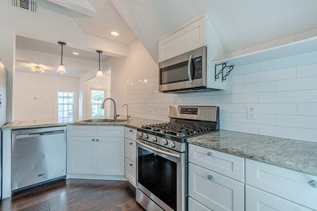 Building Photo - 311 W Mistletoe Ave