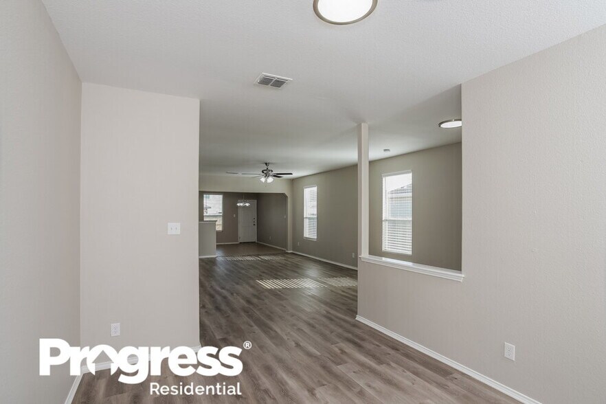 Building Photo - 200 Rustic Acres