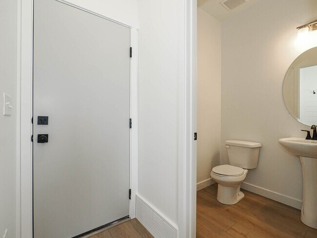 Building Photo - 4 Bedroom, 2.5 bathroom Eagle Mountain Home