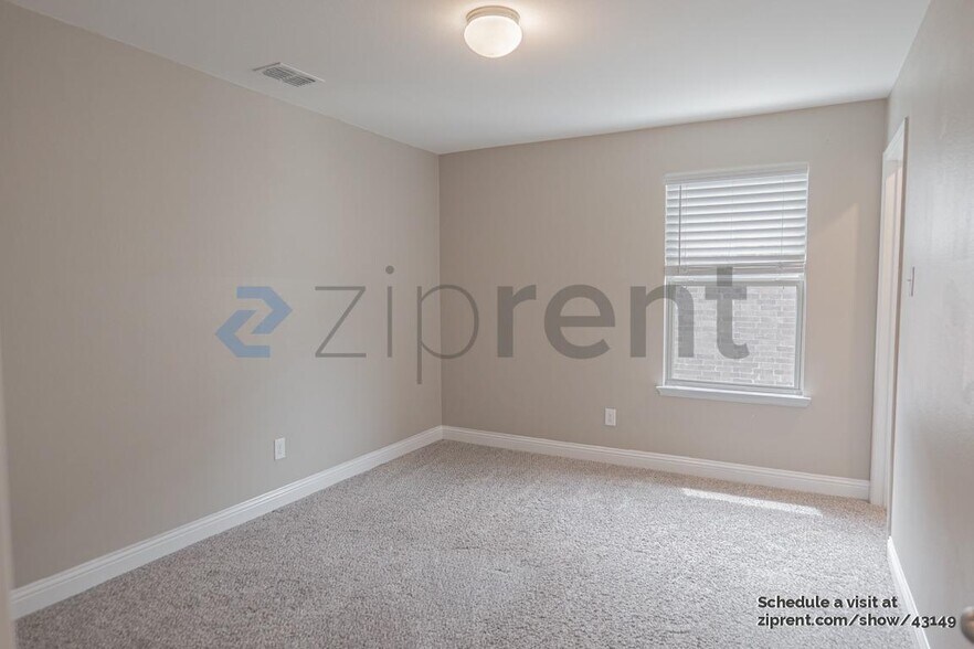 Building Photo - 410 Club House Dr