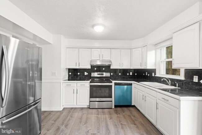 Building Photo - 45629 Frank Hayden Ln