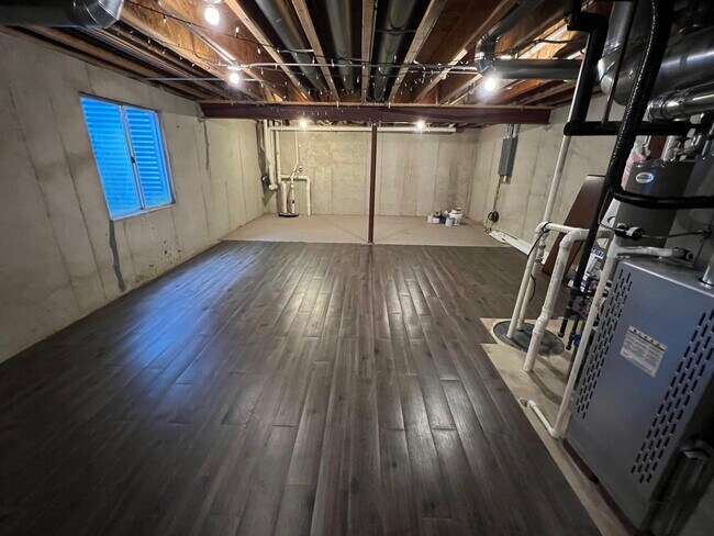 Building Photo - 2158 Middlebury Dr