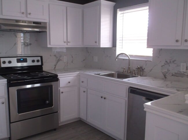 Building Photo - Nice 3 bed, 1.5 baths, 2 car garage
