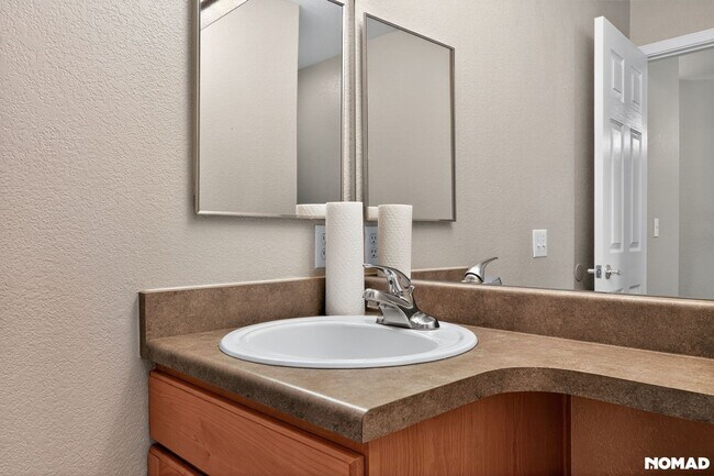 Building Photo - Well-maintained  2BR Condo in Englewood